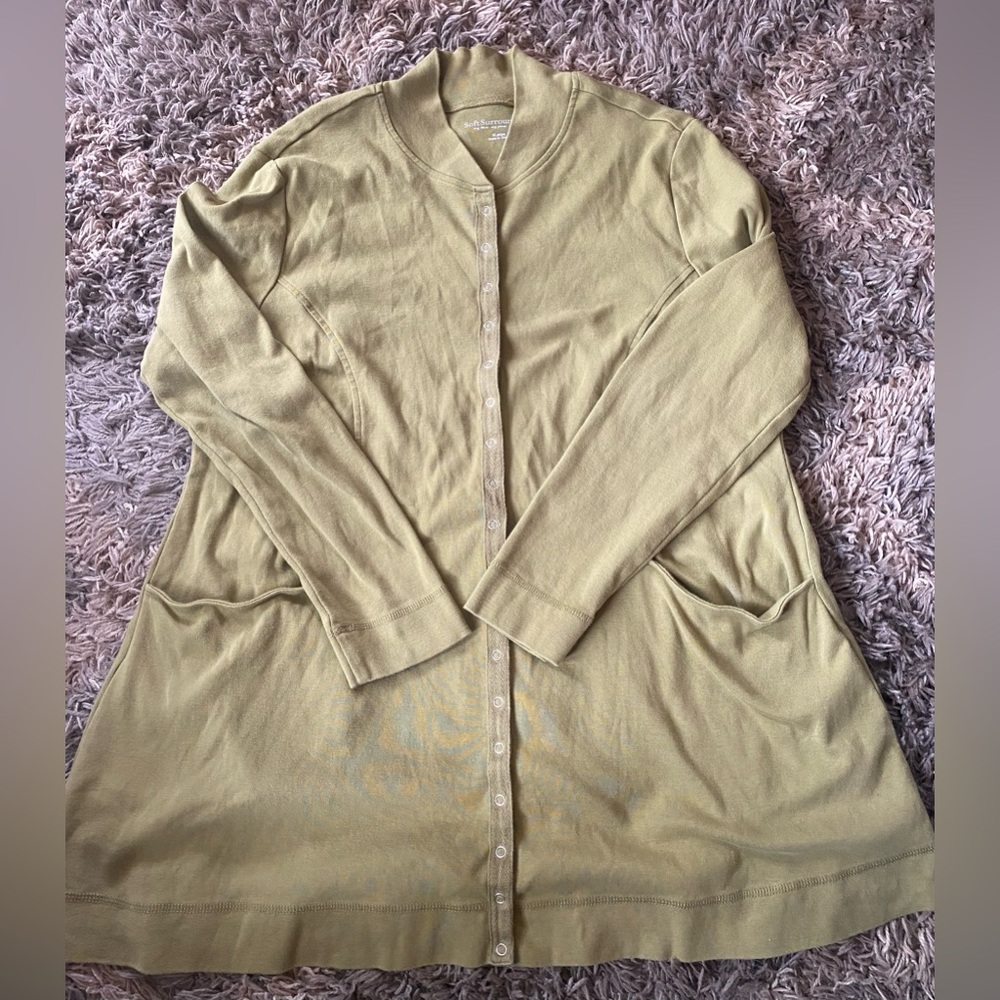 Women’s Soft Surroundings cardigan size xl

Has snaps and pockets 

Green